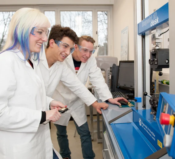Werkstoffprüfer bei der Ausbildung an einer Maschine